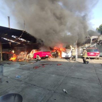 Se incendia caldera en Huejotzingo, cinco vehículos quedaron calcinados