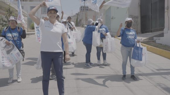 Xóchitl Zárate platica con habitantes del Cerro del Marqués