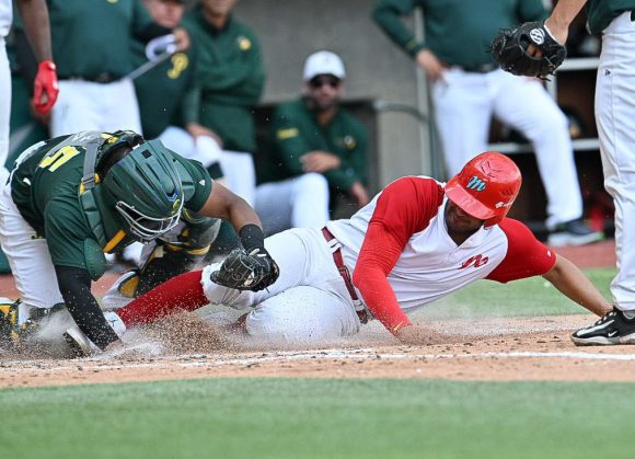 Los Diablos Rojos apalearon a los Pericos en duelo del Torneo Interliga