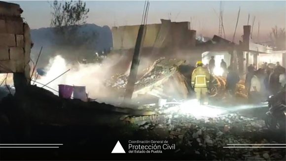 Explosión en bodega clandestina con pirotecnia en Mayotzingo deja una persona muerta