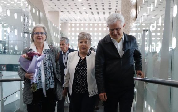 GKl3wSEWUAAisMI Diplomáticos connacionales llegan a México desde Ecuador