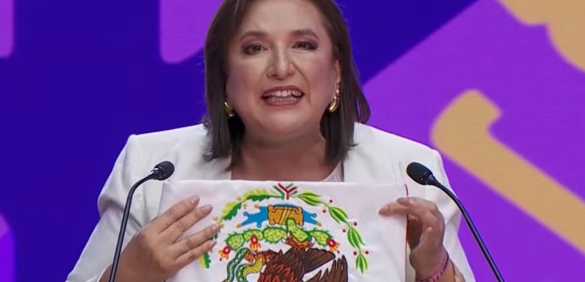 Xóchitl Gálvez muestra bandera de México al revés en debate; es señal de protesta