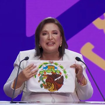 Xóchitl Gálvez muestra bandera de México al revés en debate; es señal de protesta