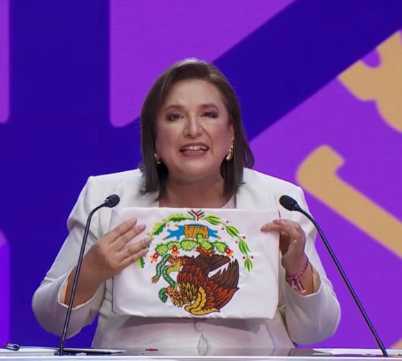 Xóchitl Gálvez muestra bandera de México al revés en debate; es señal de protesta