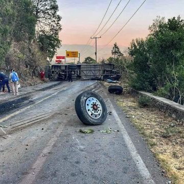 Autobús con peregrinos vuelca en Malinalco; deja 14 muertos y 31 heridos