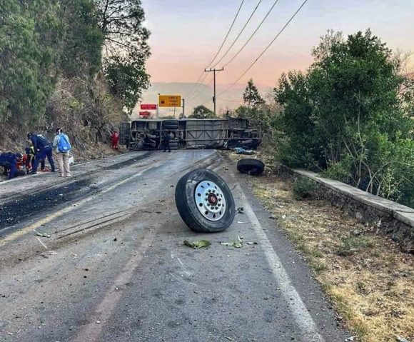 GMRRM2TXgAAnxAL Autobús con peregrinos vuelca en Malinalco; deja 14 muertos y 31 heridos