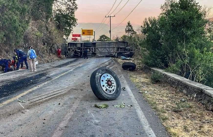 Autobús con peregrinos vuelca en Malinalco; deja 14 muertos y 31 heridos