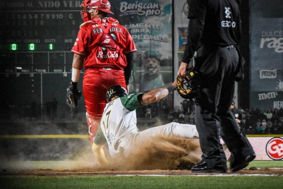 El manager Sergio Omar Gastélum y cuatro peloteros castigados tras el pleito entre Pericos y Diablos