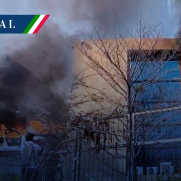 (VIDEO) Normalistas de Ayotzinapa queman Palacio de Gobierno en Guerrero