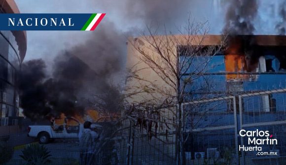 (VIDEO) Normalistas de Ayotzinapa queman Palacio de Gobierno en Guerrero