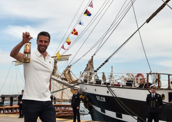 Llama olímpica se dirige a Francia en el emblemático velero Belem