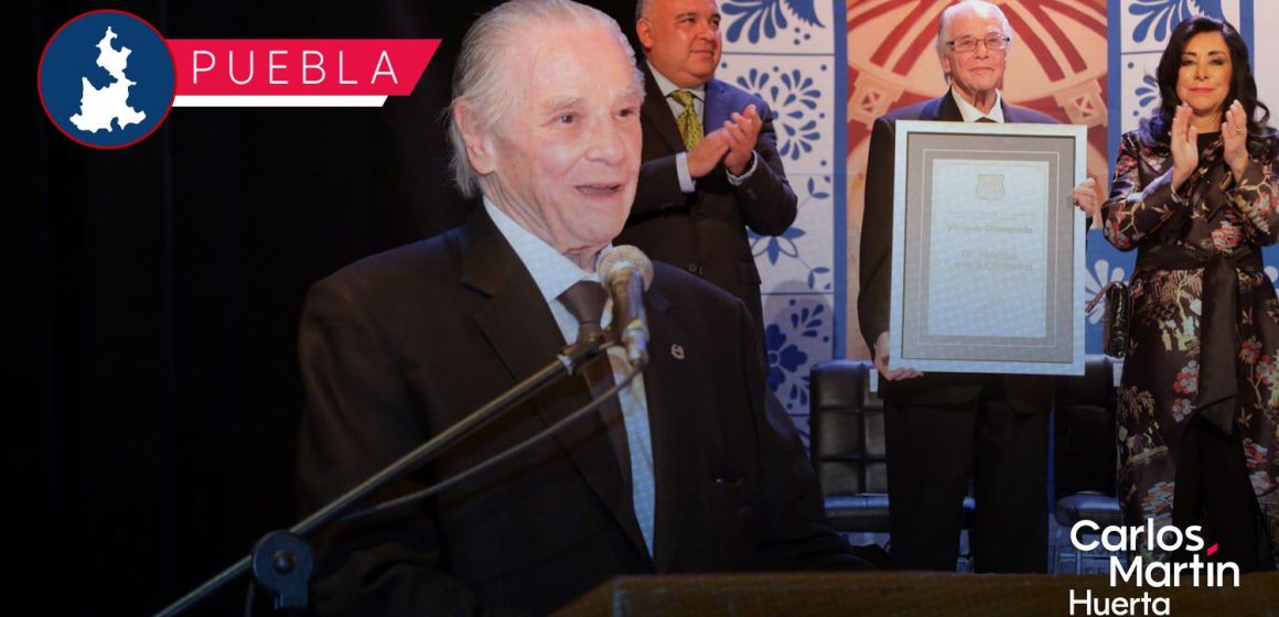 Máximo Carbajal recibe condecoración “Visitante Distinguido” en Puebla
