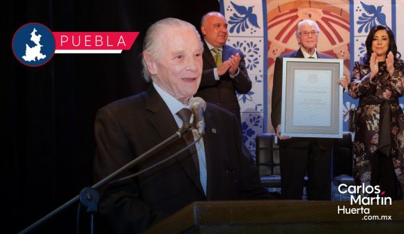 Máximo Carbajal recibe condecoración “Visitante Distinguido” en Puebla