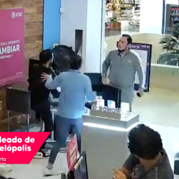 VIDEO Hombre golpea a empleado de  AT&T en Angelópolis