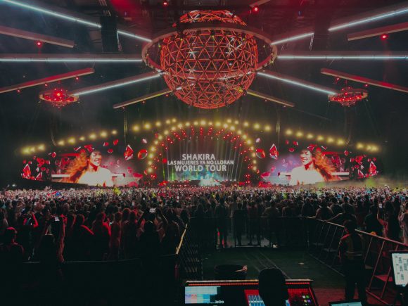 Shakira anuncia tour mundial durante presentación sorpresa en Coachella