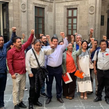 Reanudan diálogo AMLO y CNTE para evitar paro de labores el 15 de abril