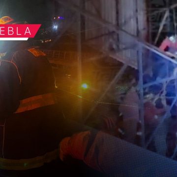 Sujeto intenta quitarse la vida en puente de Periférico; bomberos logran impedirlo