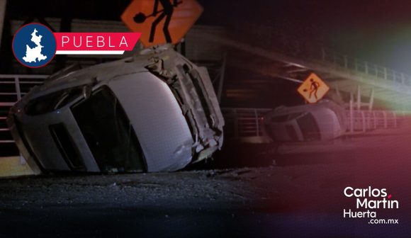 Vuelca su coche en Periférico Ecológico y emprende la huida