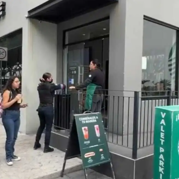 Explota audífono en oído de un cliente en Starbucks; lo confunden con un disparo