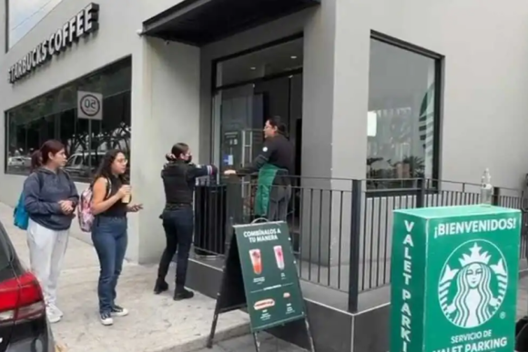Explota audífono en oído de un cliente en Starbucks; lo confunden con un disparo