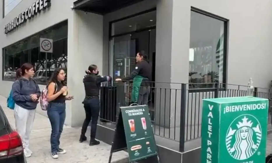 Explota audífono en oído de un cliente en Starbucks; lo confunden con un disparo