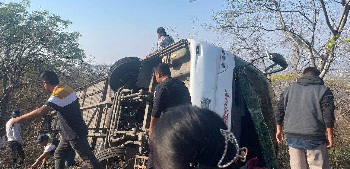 Volcadura de autobús en la carretera de “El Aguacate” deja un saldo preliminar de tres personas muerta y 10 lesionados