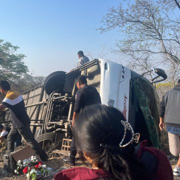Volcadura de autobús en la carretera de “El Aguacate” deja un saldo preliminar de tres personas muerta y 10 lesionados