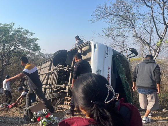 Volcadura de autobús en la carretera de “El Aguacate” deja un saldo preliminar de tres personas muerta y 10 lesionados