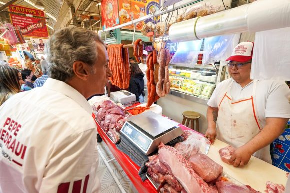 Visita y presenta proyecto Pepe Chedraui en el mercado La Acocota