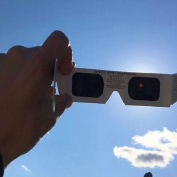 Invita IMSS observar eclipse solar con protección para los ojos y mínima exposición