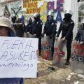 Por horas manifestantes cierran Recta a Cholula para exigir el cierre del relleno sanitario de Calpan