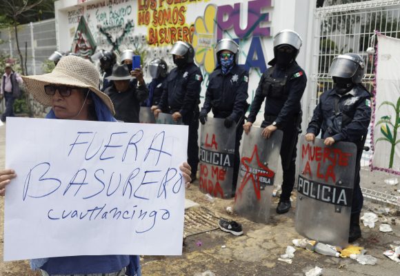 Por horas manifestantes cierran Recta a Cholula para exigir el cierre del relleno sanitario de Calpan