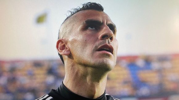 La Comisión Disciplinaria abrió investigación a Nahuel Guzmán, por el uso del láser en el Clásico Regio