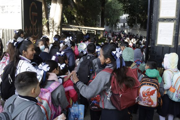 Regresan a clases más de 2 millones de alumnos; SEP emite recomendaciones para observar el eclipse
