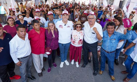 Pepe Chedraui fue arropado por las y los vecinos de la colonia 10 de Mayo