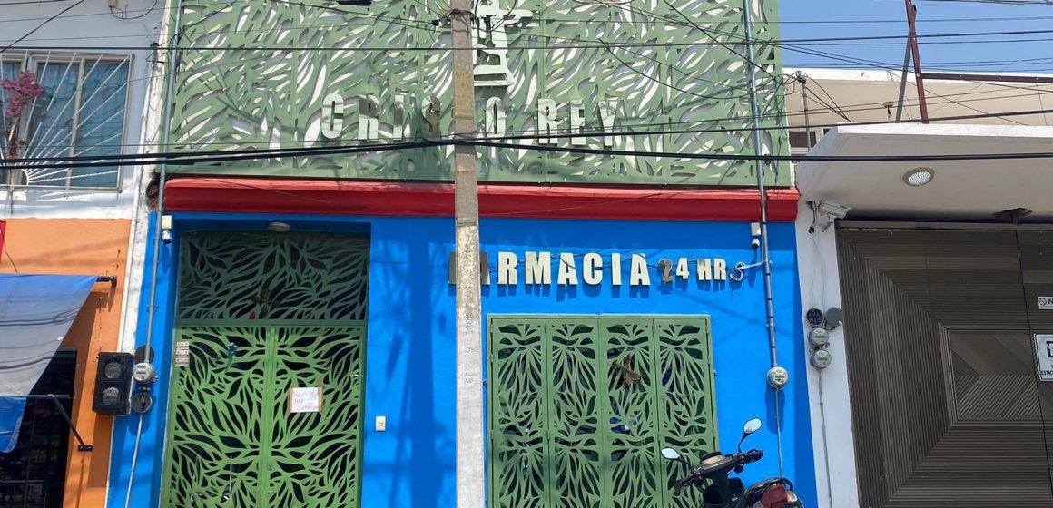 Prenden fuego a fachadas y puertas de dos clínicas en Izúcar de Matamoros