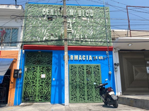 Prenden fuego a fachadas y puertas de dos clínicas en Izúcar de Matamoros