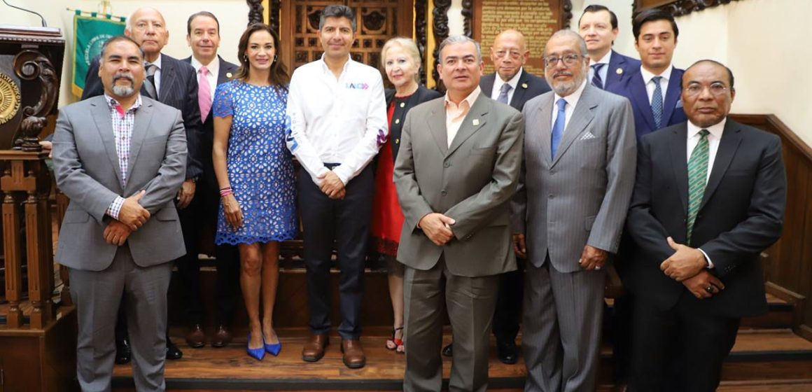 Lalo Rivera platica con estudiantes de la Escuela Libre de Derecho