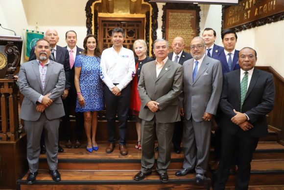 Lalo Rivera platica con estudiantes de la Escuela Libre de Derecho