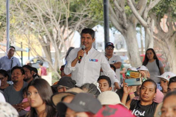 Lalo Rivera se reúne con madres de familia