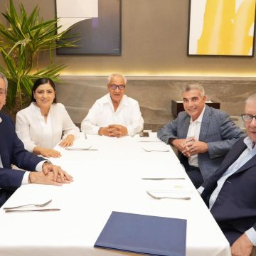 Pepe Chedraui intercambia ideas con expresidentes municipales de la capital de Puebla
