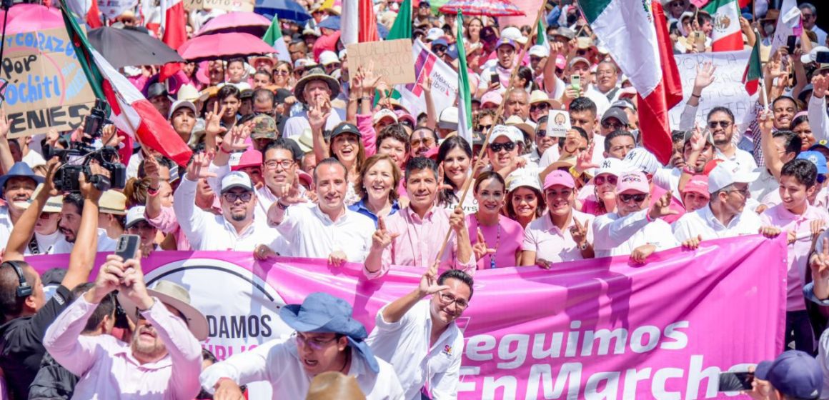 Miles de personas se suman a la Marea Rosa