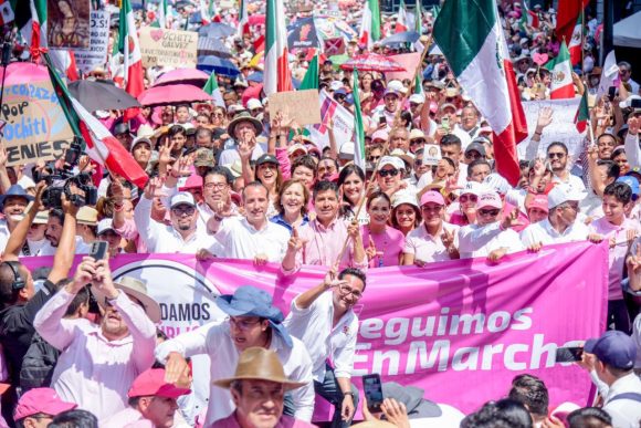 Miles de personas se suman a la Marea Rosa