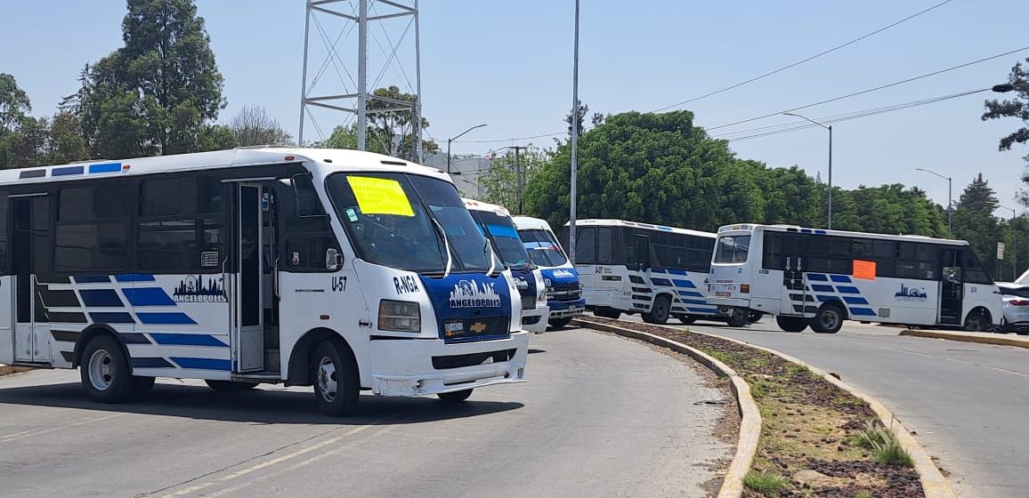 Transportistas acusan invasión de rutas Antorchistas y desquician avenida Las Torres