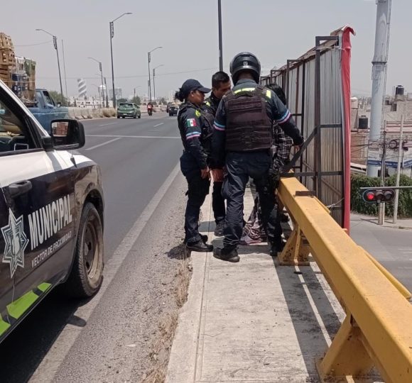 Rescatan a mujer que intentaba suicidarse desde el puente de la 11 Sur y Periférico