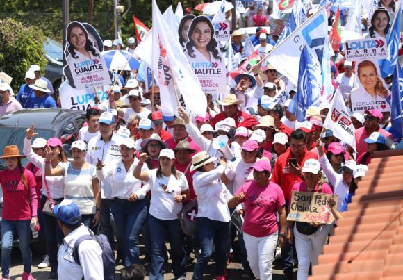 Lupita Cuautle dialoga con los habitantes de San Andrés Cholula