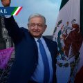 AMLO garantiza que estará izada la bandera en el Zócalo durante Marea Rosa   