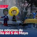 Colocan adornos alusivos a la Batalla de Puebla en el Zócalo y Paseo Bravo