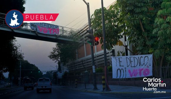 Aparecen mantas con mensajes para fomentar el voto en Puebla