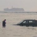 (VIDEO) Camioneta amanece ‘estacionada’ en el mar en Veracruz